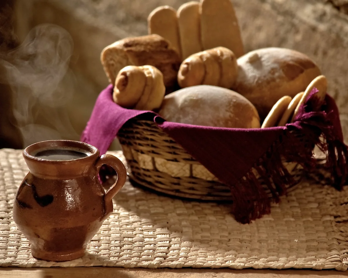 Canasta de pan dulce guatemalteco con una taza de café