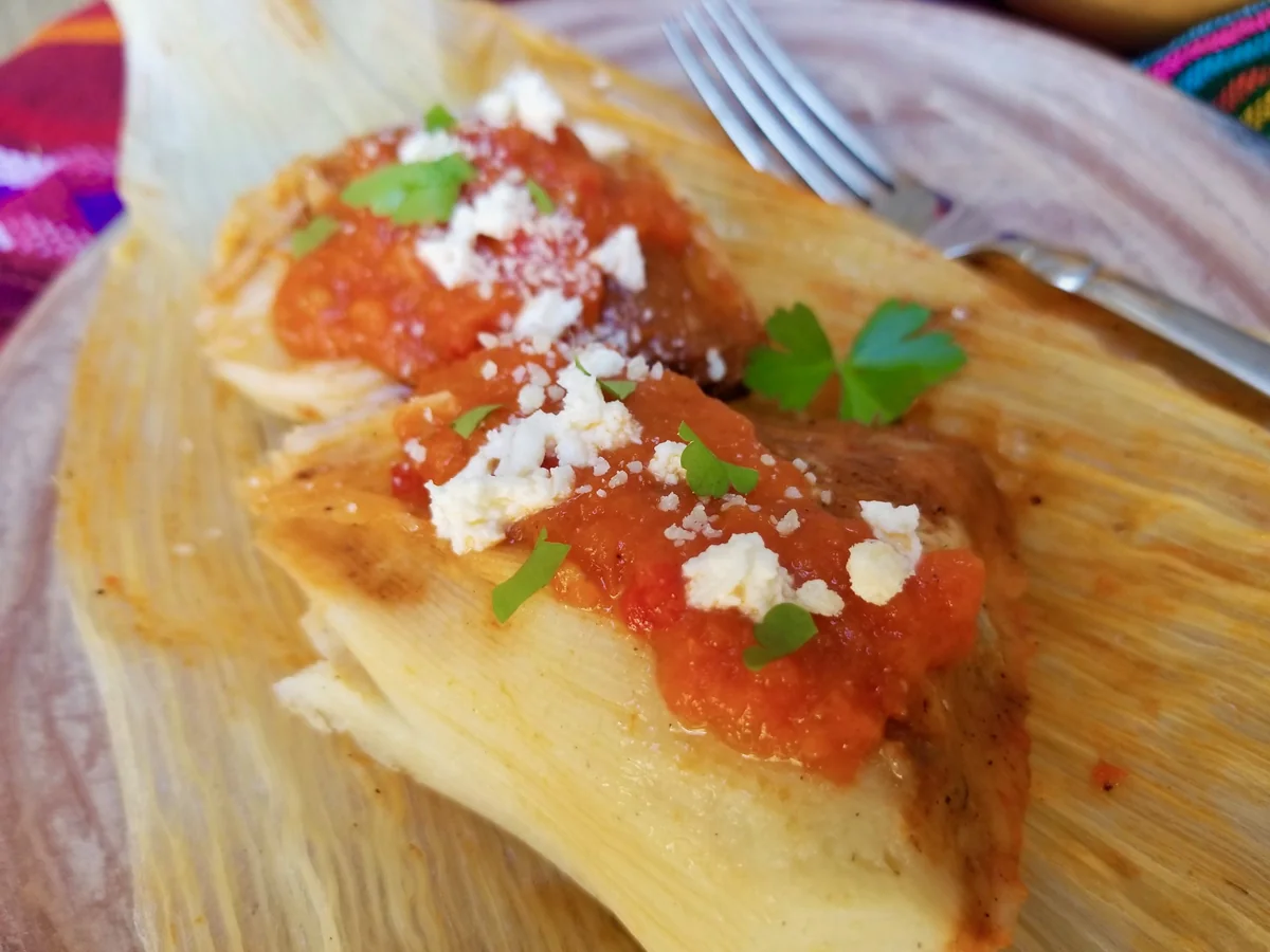 Chuchitos guatemaltecos, pequeños tamales de masa rellenos de pollo en recado, envueltos en hoja de maíz
