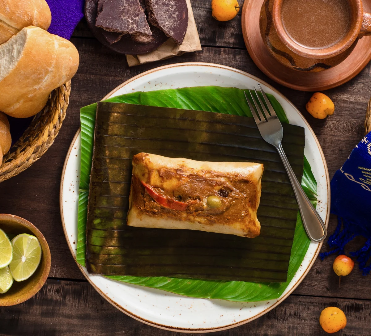 Tamales colorados guatemaltecos de masa de maíz y recado rojo, envueltos en hoja de plátano