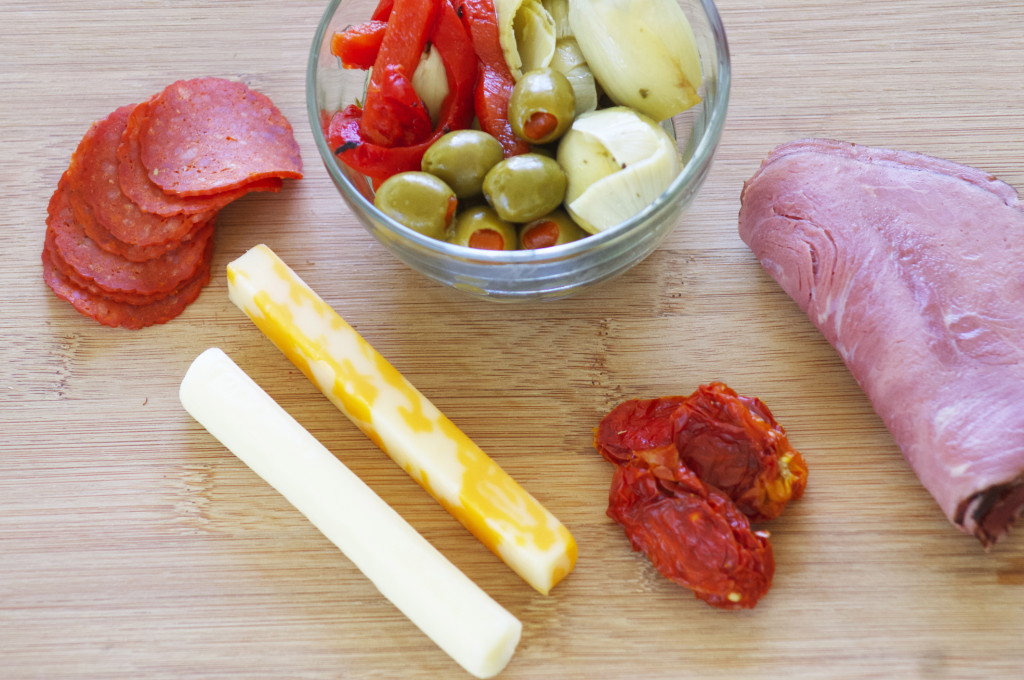 Combine Sargento cheese sticks and string cheese with lean deli meats and other ingredients like artichokes, sweet peppers, olives and sun dried tomato for a flavorful snack.