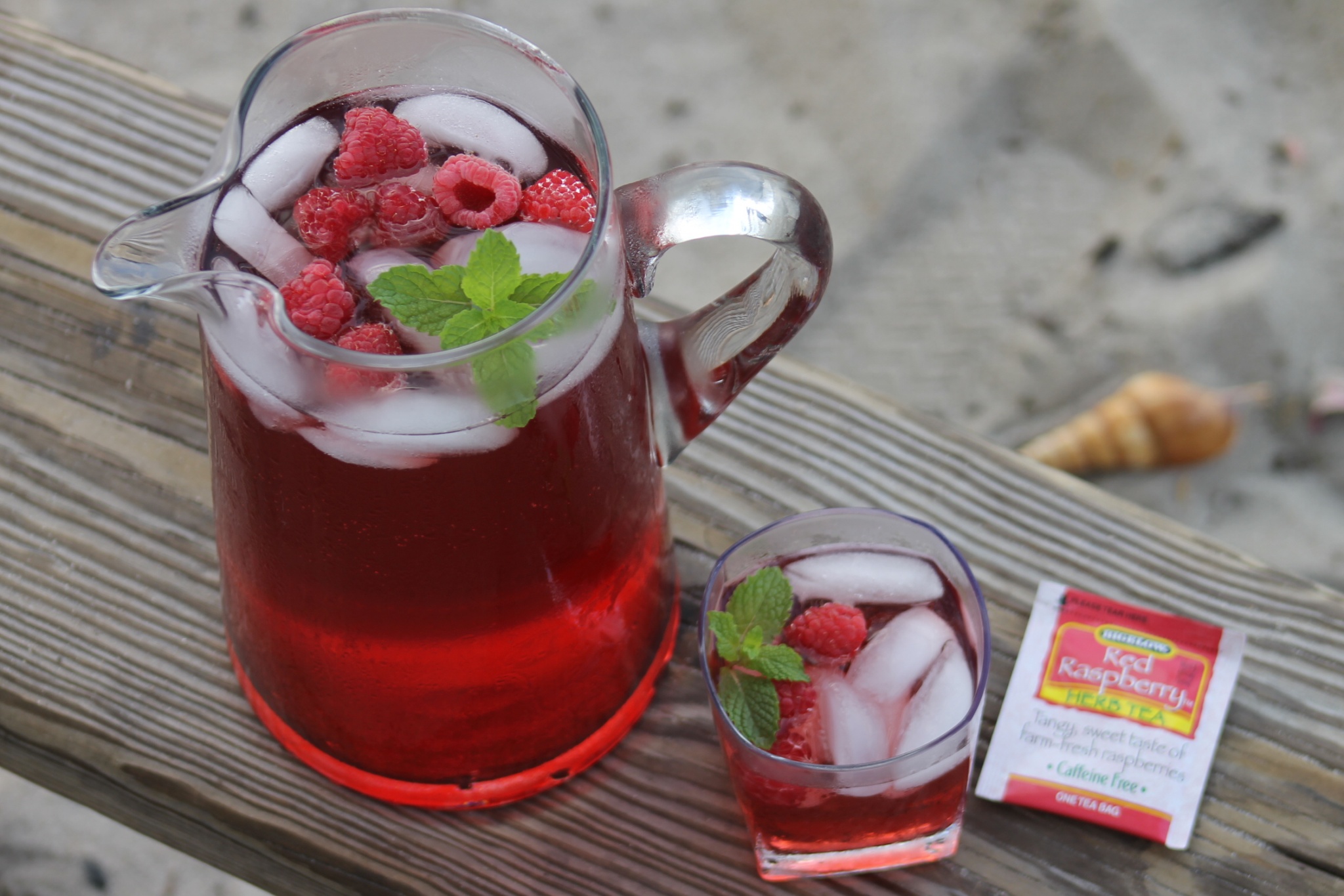 Raspberry icead tea at beach pick nick. 