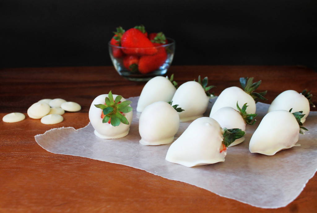 white chocolate covered Dia de los Muertos strawberry skulls 