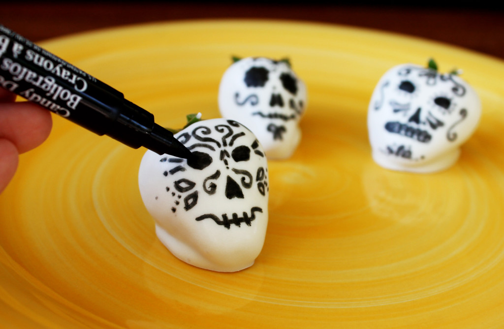 white chocolate covered Dia de los Muertos strawberry skulls 