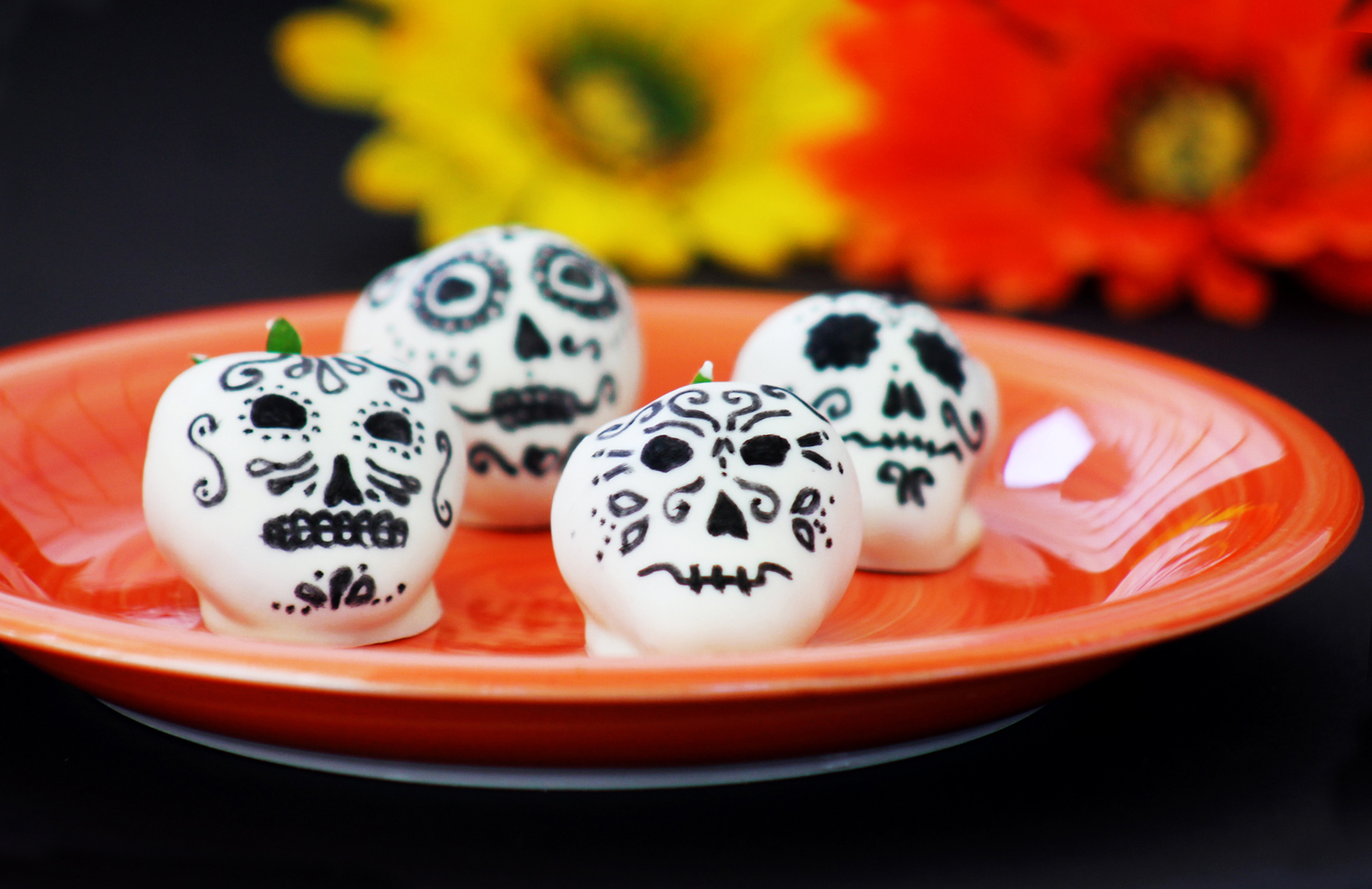 white chocolate covered Dia de los Muertos strawberry skulls