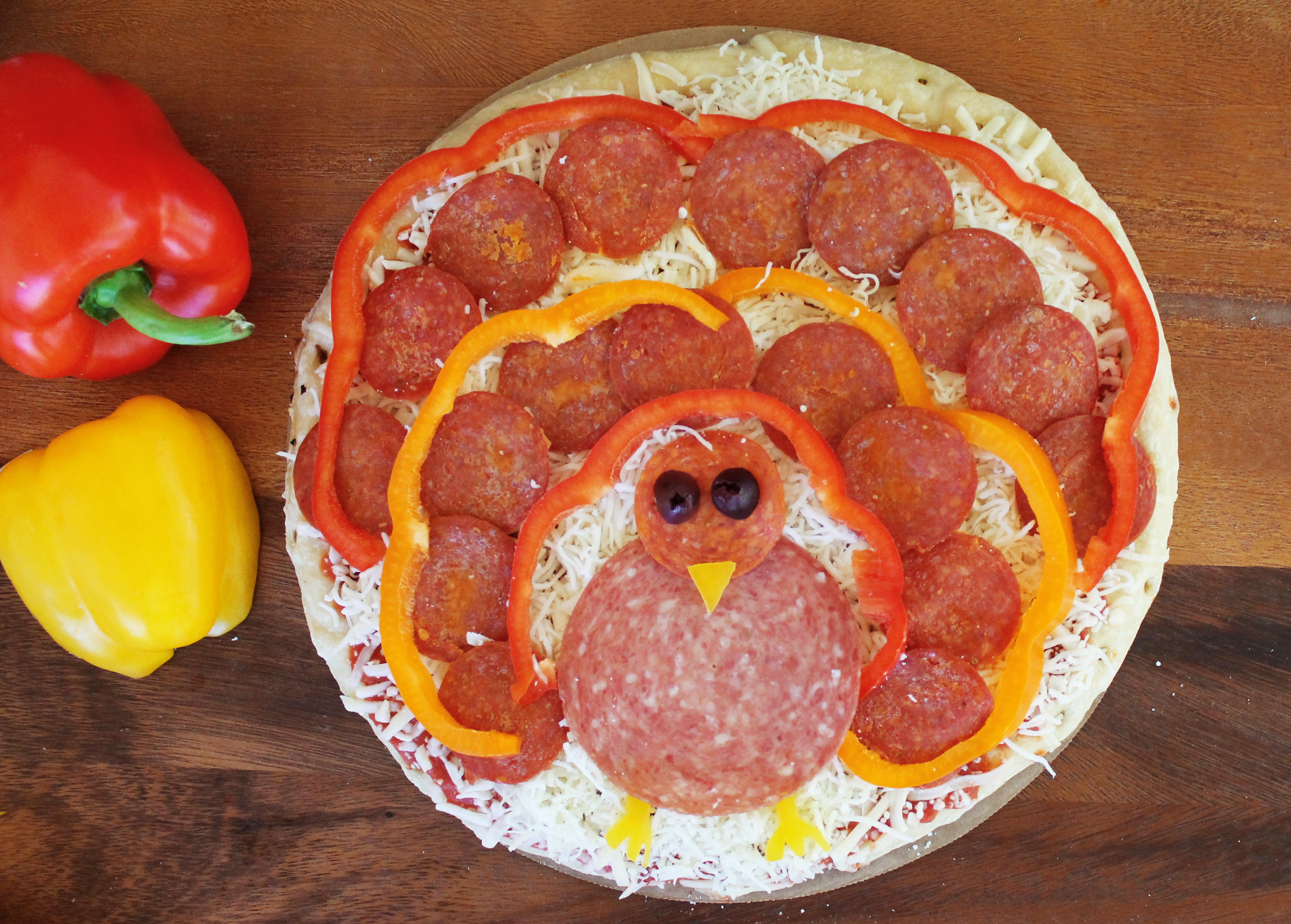 turkey pizza food art, kid-friendly Thanksgiving recipes