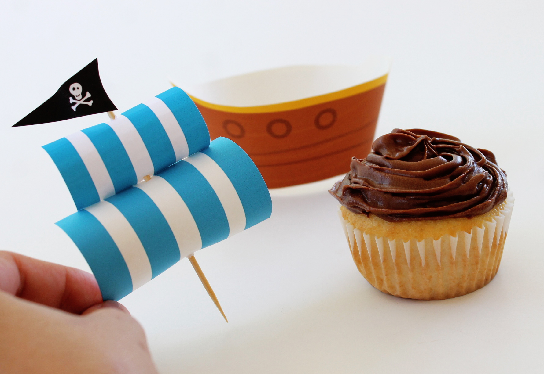 Pirate ship cupcake for pirate party. Free printables!