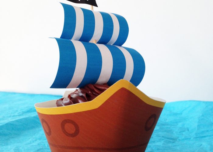 Pirate ship cupcake for pirate party. Free printables!