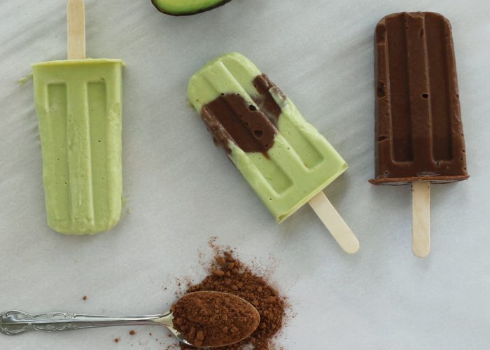 Easy and healthy avocado and chocolate popsicles.