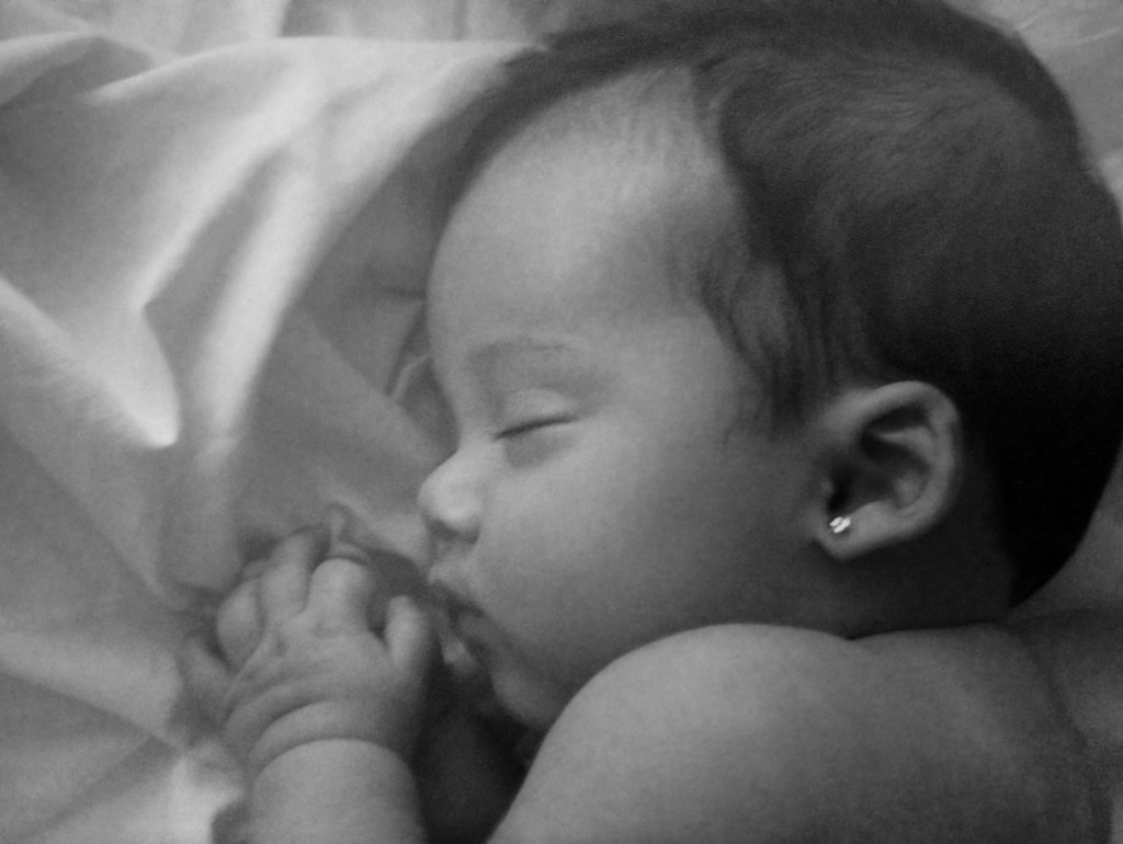 baby sleeping black and white poto