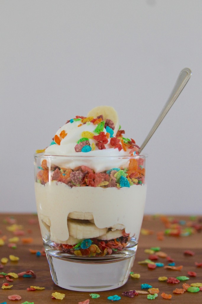 Parfaits de Fruity Pebbles Llenos De Proteína