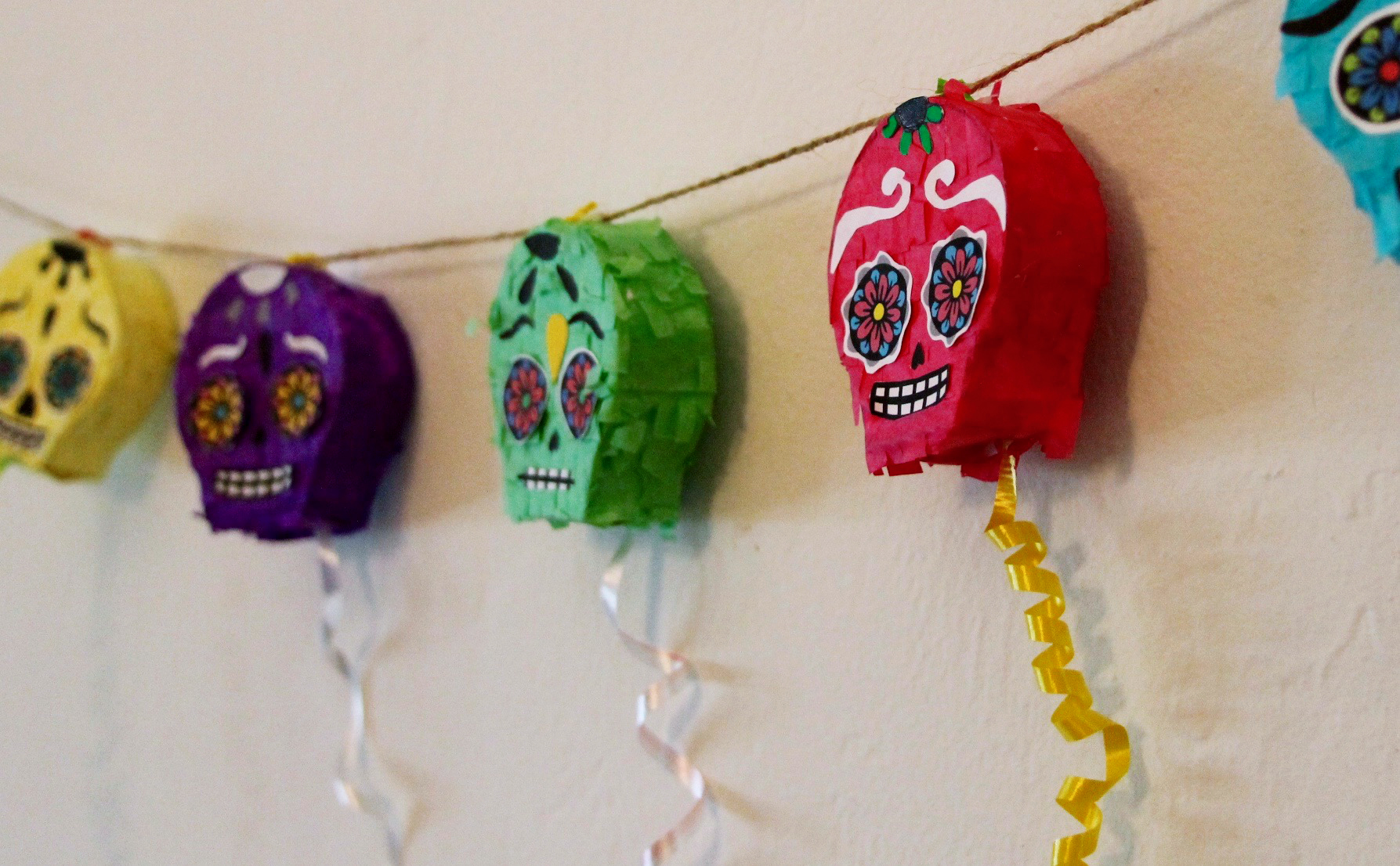 Day of the Dead sugar skull mini pull piñata garland