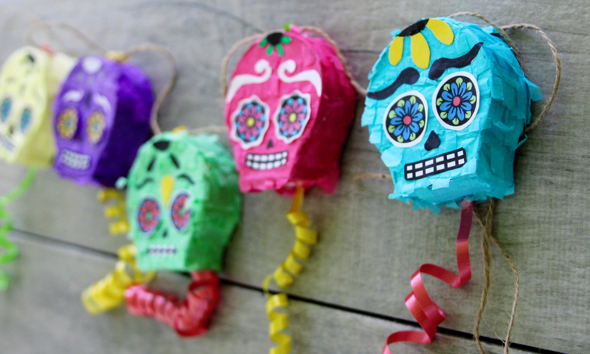 Day of the Dead sugar skull mini pull piñata garland