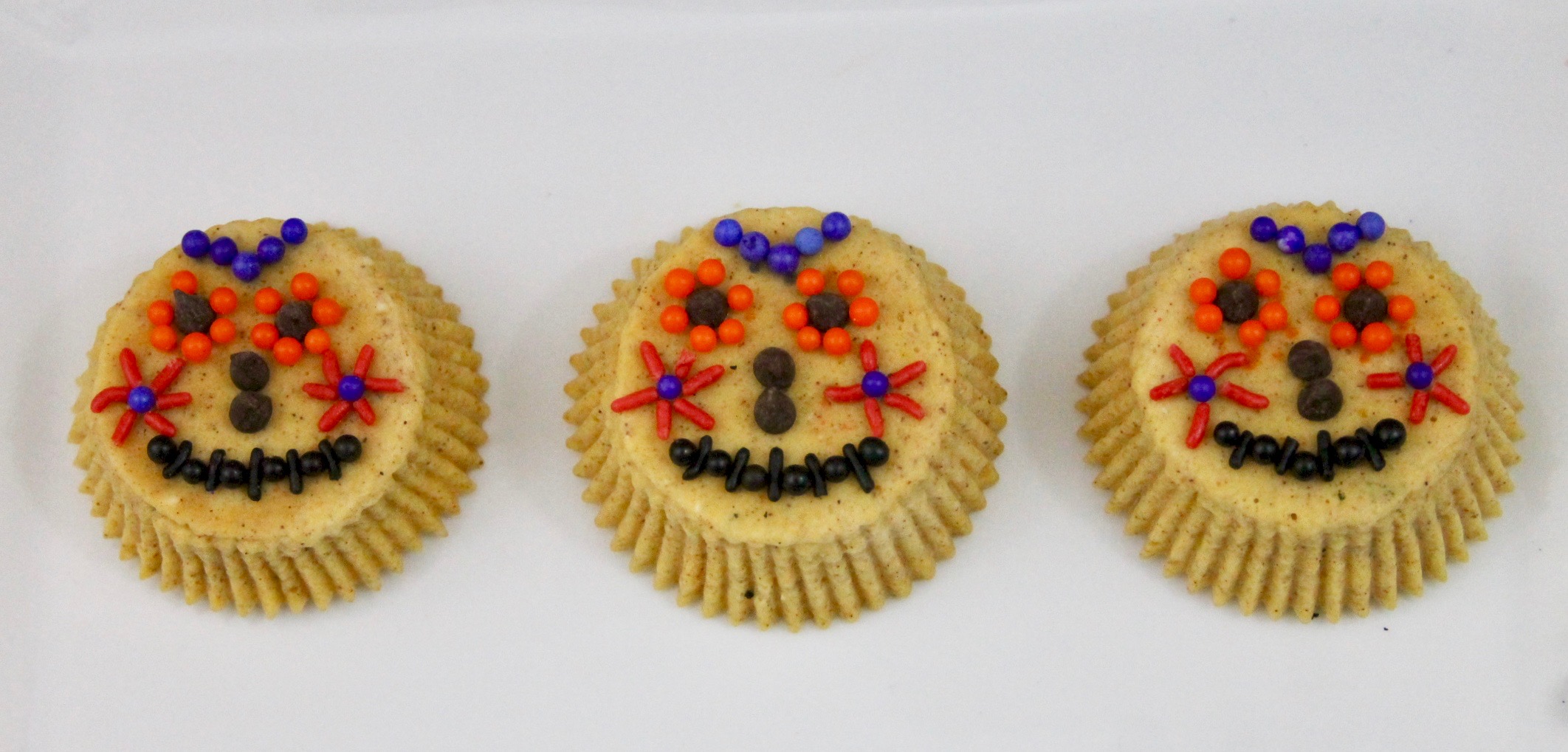 These pumpkin spice cheesecake skulls are a fun and delicious Dia de los Muertos treat to make and enjoy with family. 