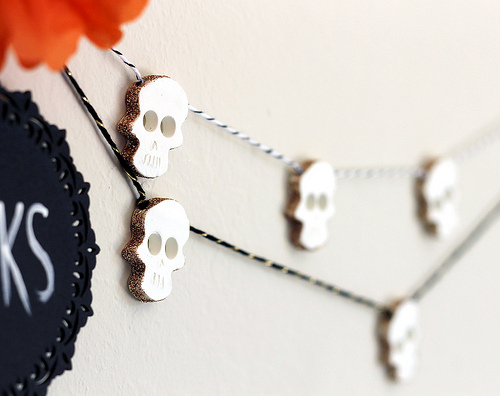 Glittered Skull Garland plus 15 easy Day of the Dead Crafts for kids. These make the perfect art project for kids to learn about Dia de los Muertos