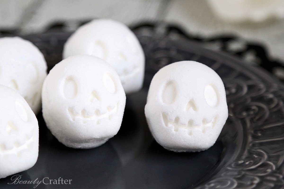 Day of the Dead Skull Bath Bombs plus 15 easy Day of the Dead Crafts for kids. These make the perfect art project for kids to learn about Dia de los Muertos. 