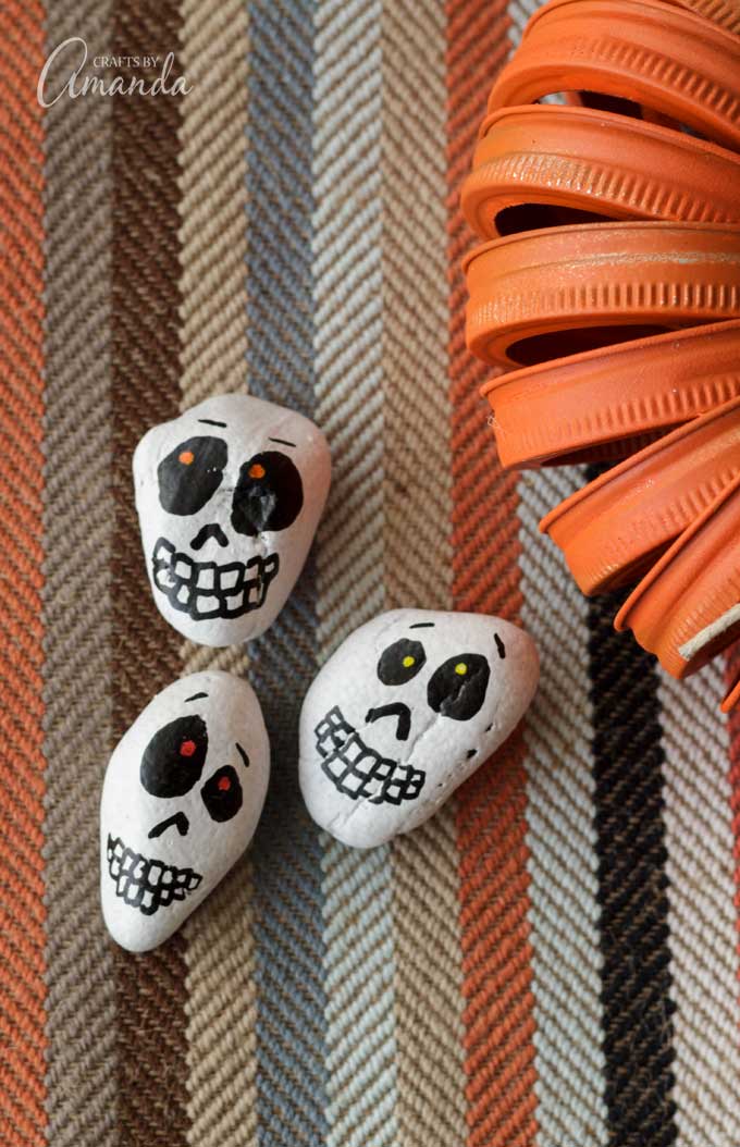 Day of the Dead Painted Skull Rocks plus 15 easy Day of the Dead Crafts for kids. These make the perfect art project for kids to learn about Dia de los Muertos. 