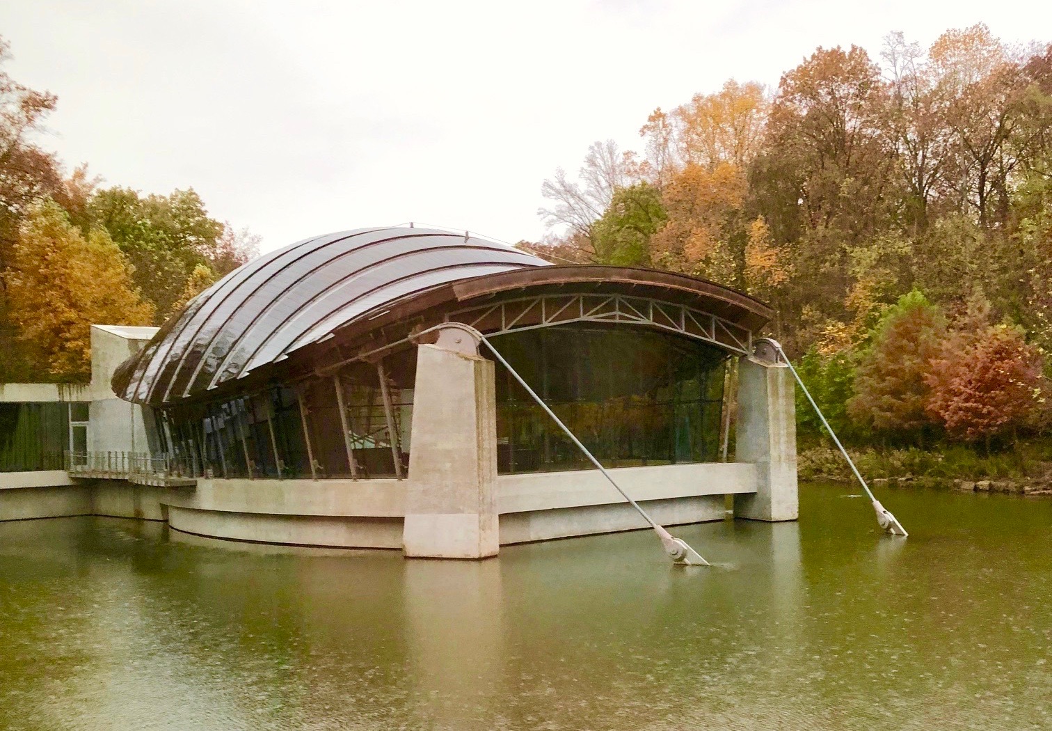 Bentonville Arkansas: Crystal Bridges Museum in the fall