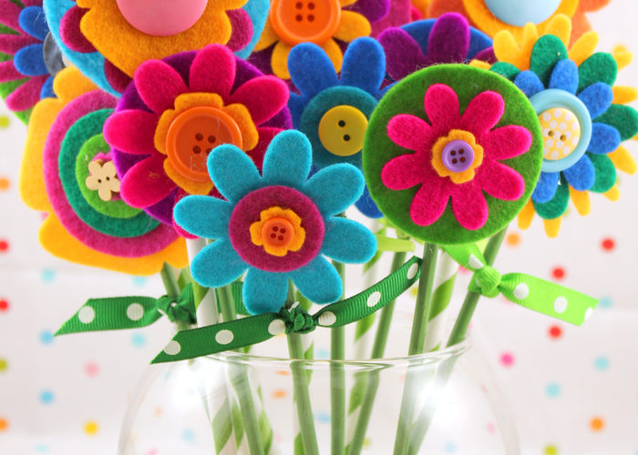 Felt Flower Bouquet and lots of other adorable and easy Mother's day craft for kids