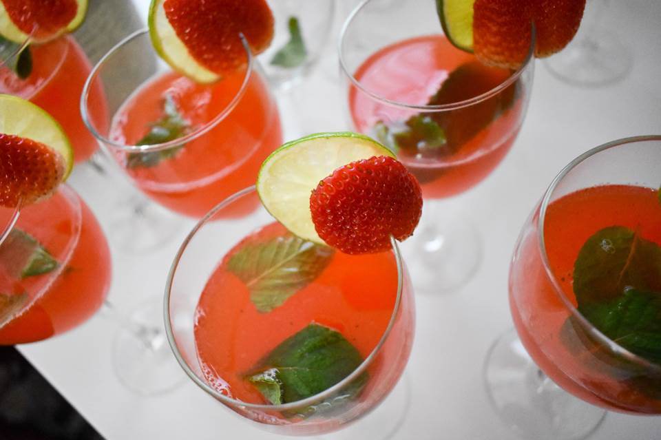 Sparkling Strawberry Mint Limeade mocktail and more non-alcoholic drink recipes for your Easter celebration