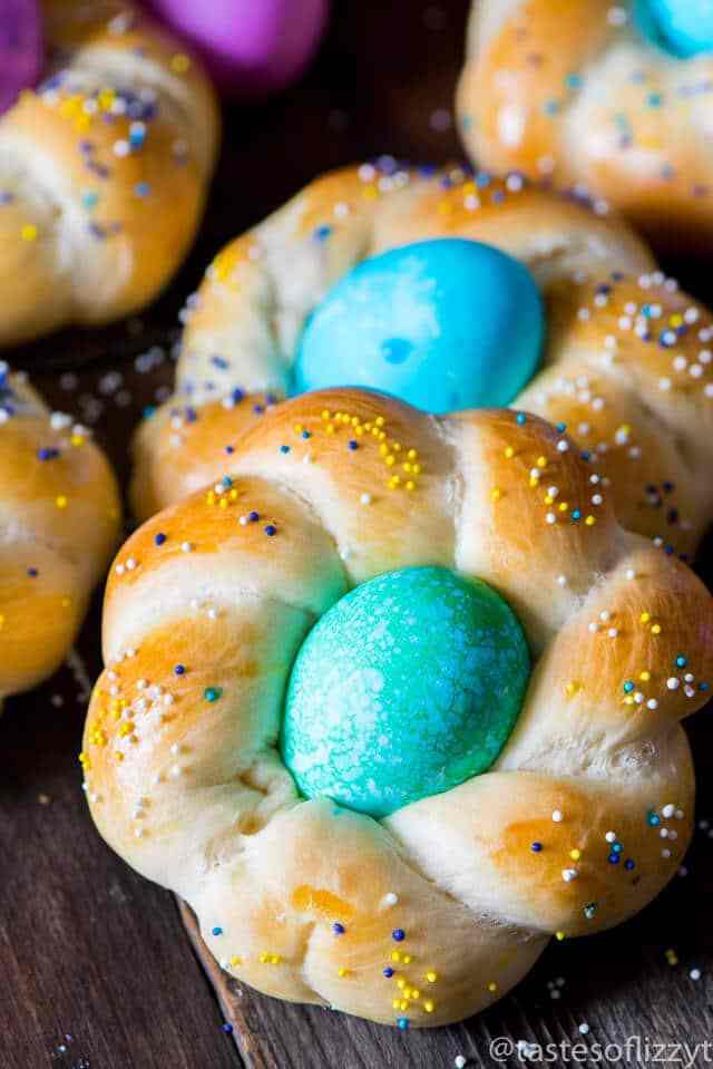 Italian Easter bread rolls and other cute and delicious Easter desserts that are perfect for an Easter party!