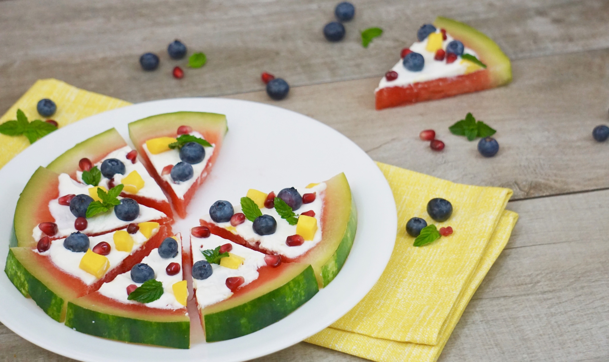 watermelon and yogurt fruit pizza