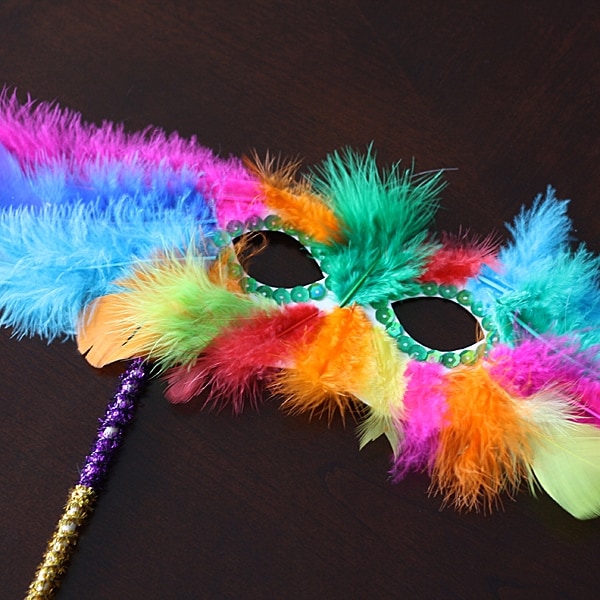 Feathery Masquerade Mask and other Carnaval crafts for kids