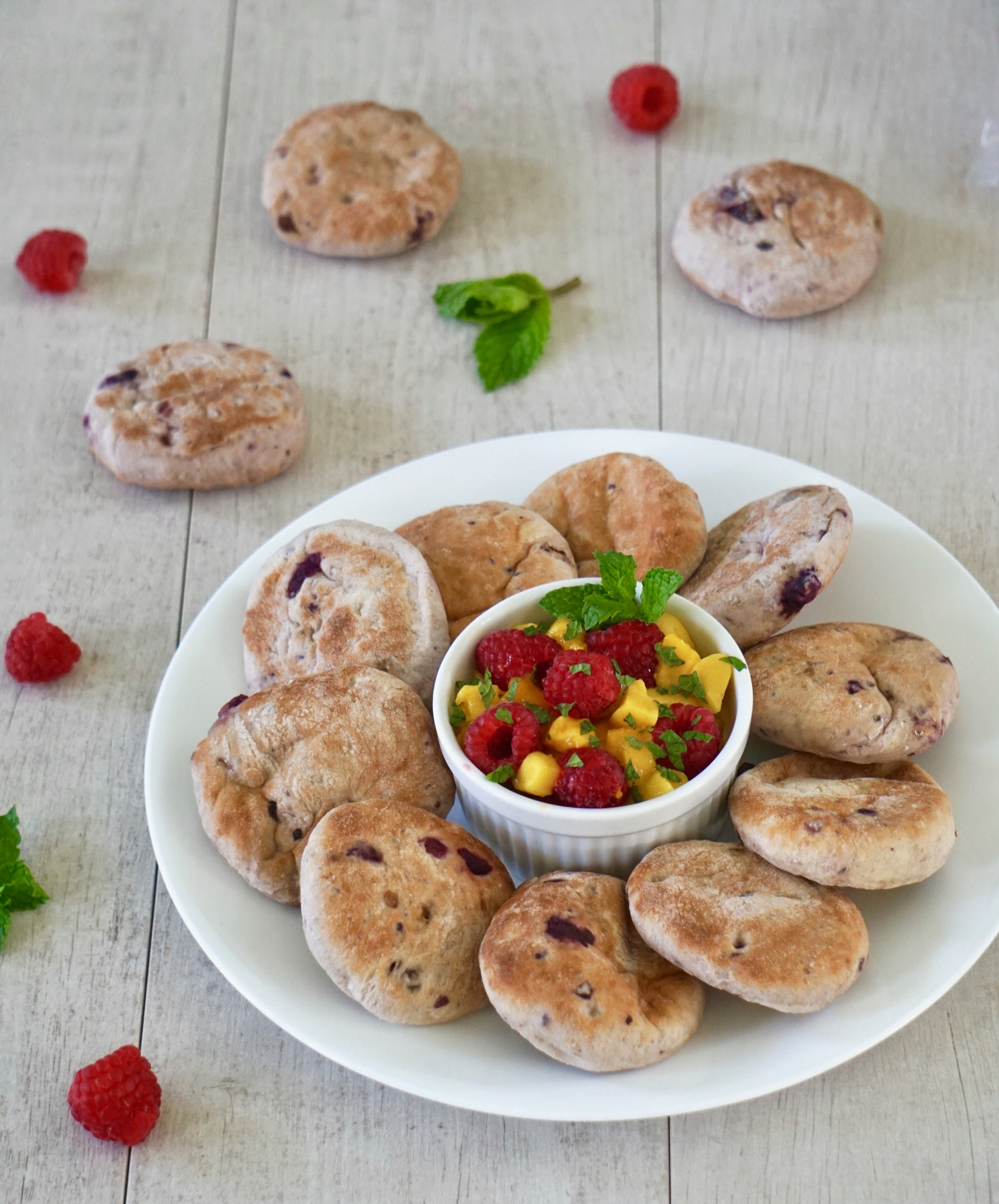 Ozery Snacking rounds with raspberry mango fruit salad