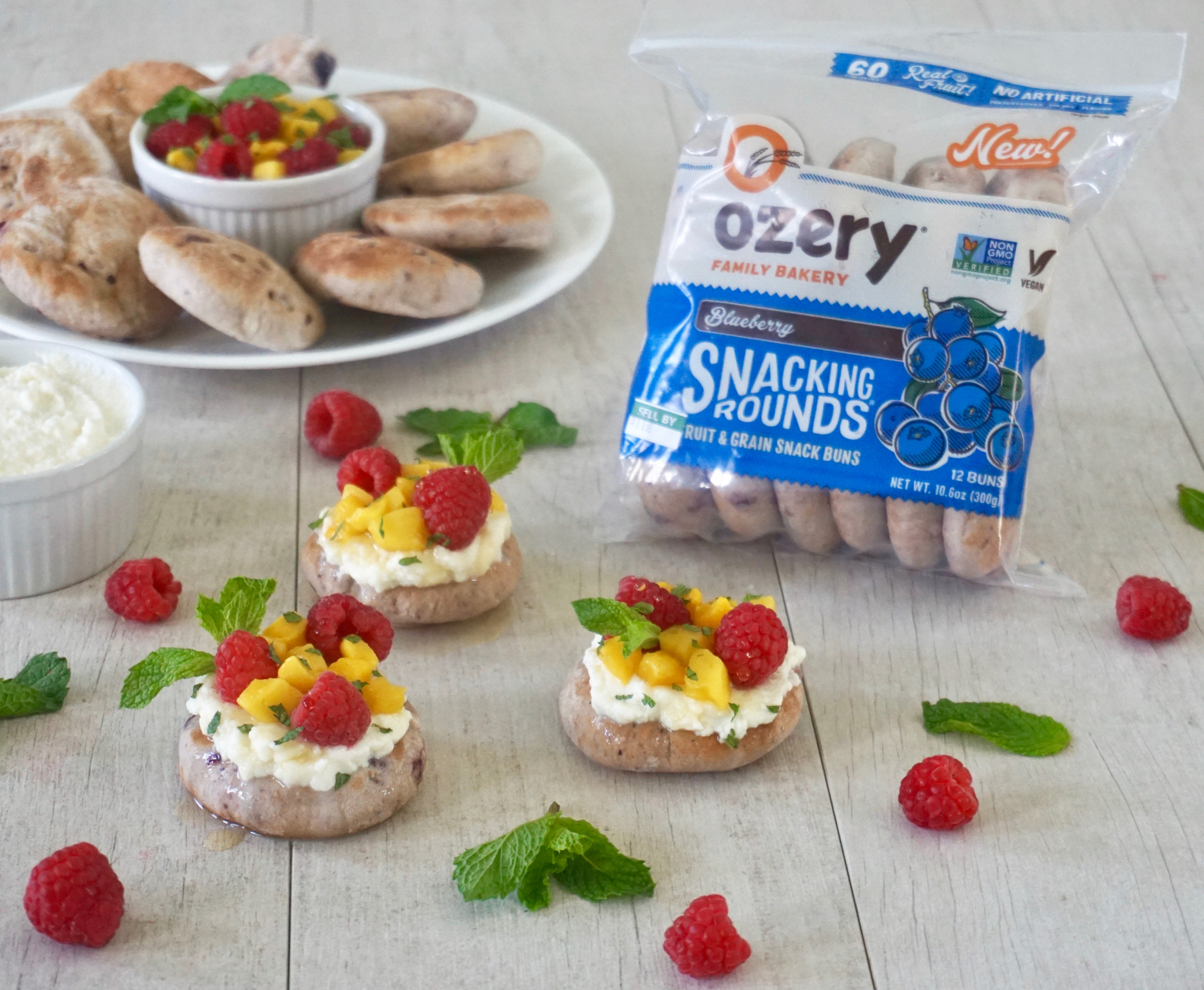 Ozery snacking rounds blueberry topped with fruit