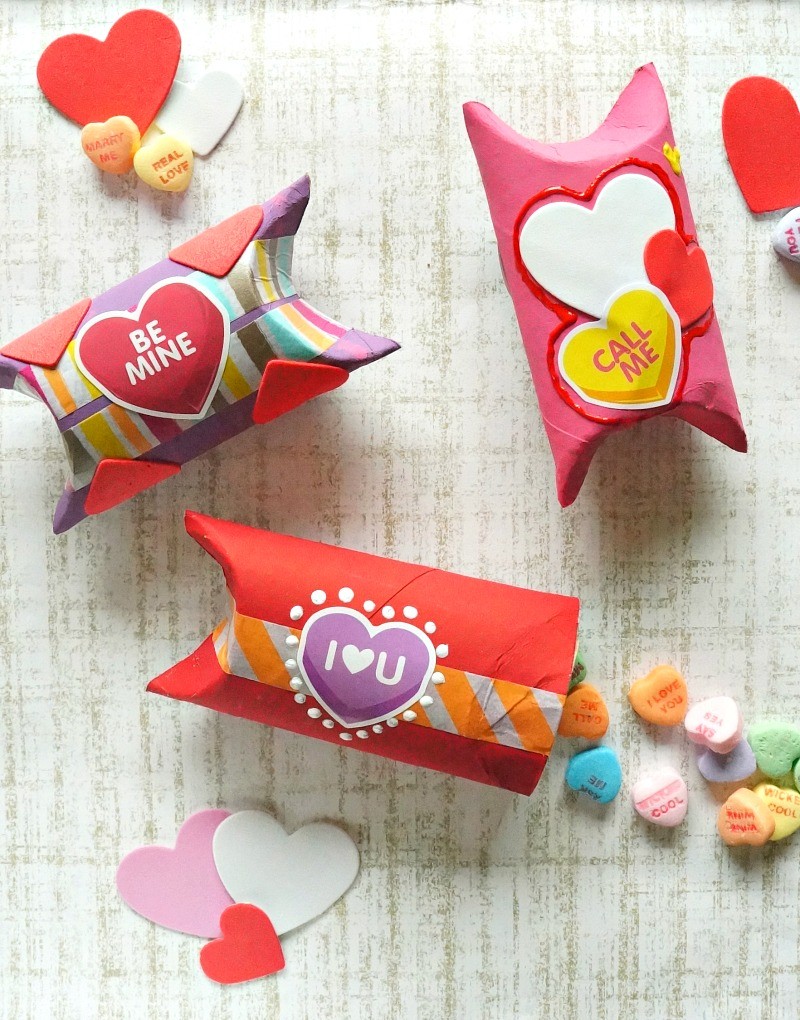 DIY-Valentines-Day-gift-boxes-made-out-of-toilet-paper-rolls-Love-this-fun-craft-idea
