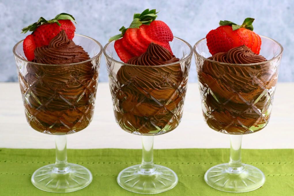 Unbelievable Chocolate Avocado Mousse, Chocolate desserts for Valentine's