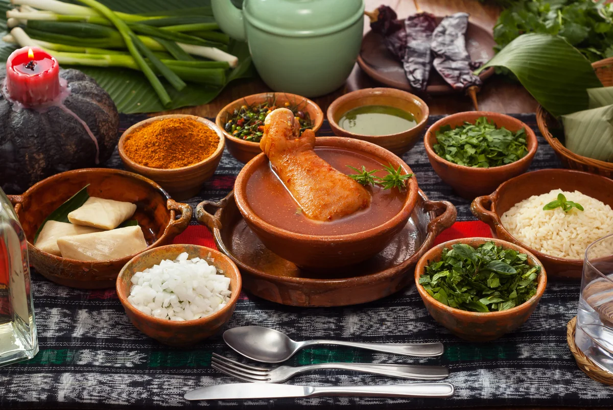 Kak’ik, tradicional caldo maya q’eqchi’ de chompipe en caldo rojo con tamalitos