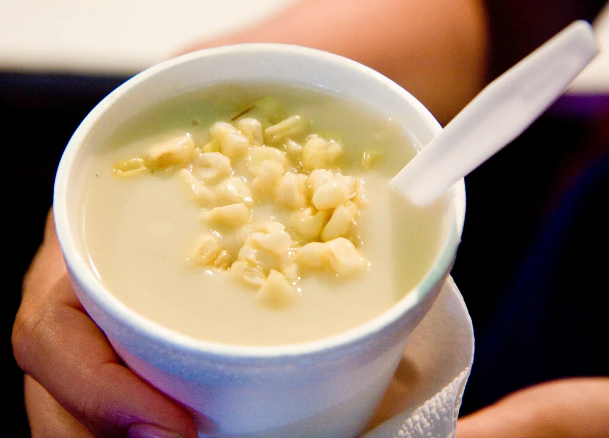 Atol de elote guatemalteco, bebida caliente de maíz con canela