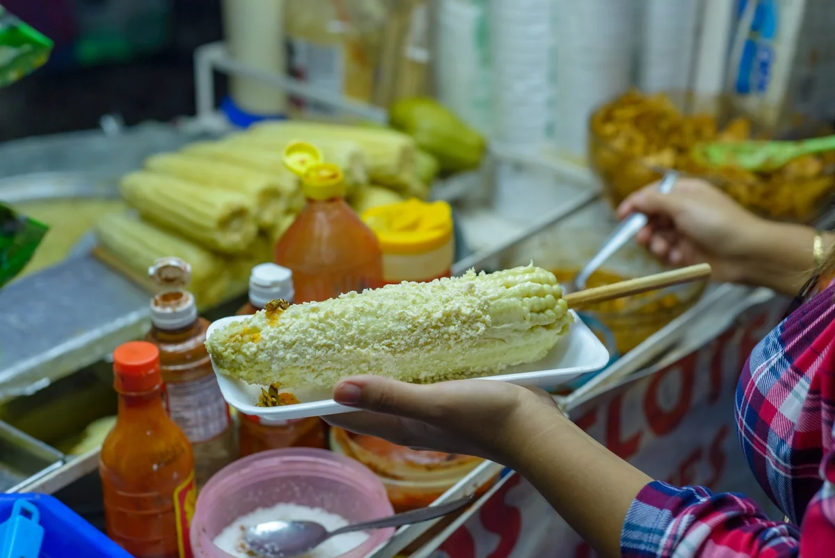 Elotes locos guatemaltecos con mayonesa, queso y chile