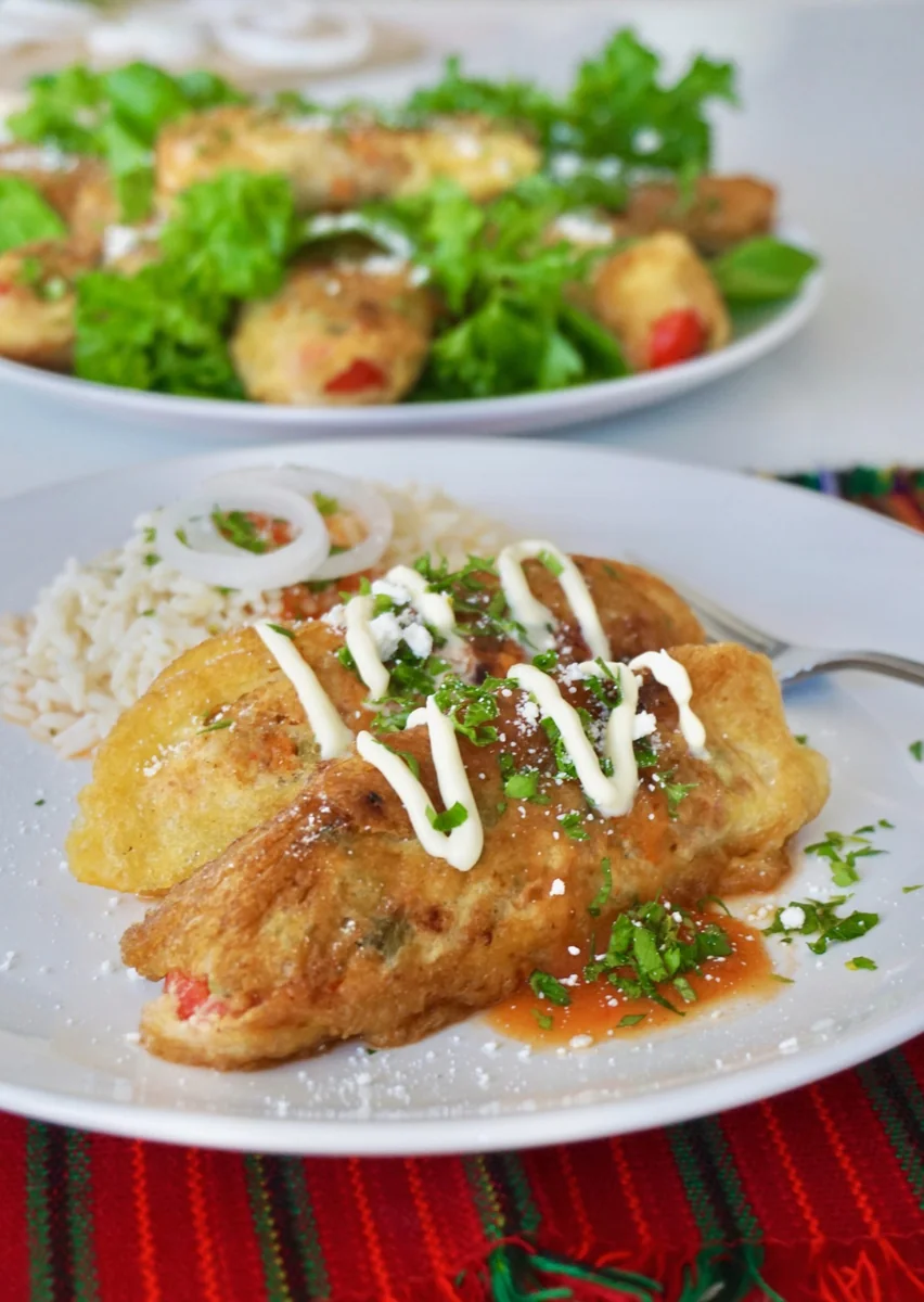 Chiles rellenos guatemaltecos rellenos de carne en salsa de tomate