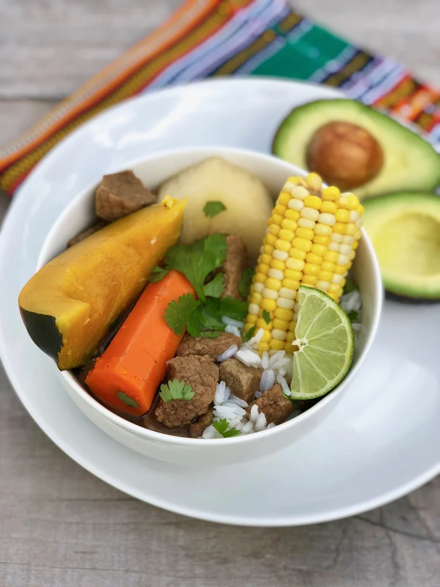 Cocido de res guatemalteco con elote, güisquil y verduras
