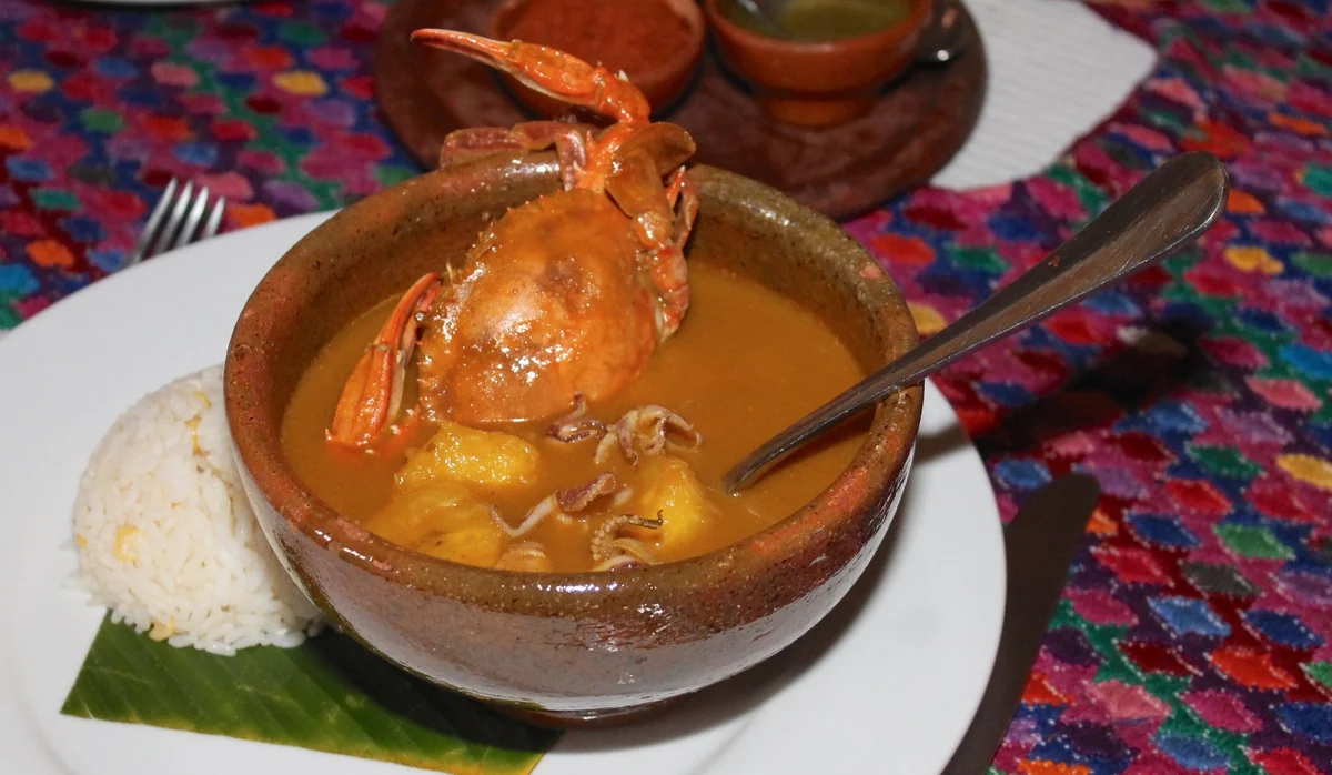 Tapado guatemalteco, sopa garífuna de mariscos con plátano y coco