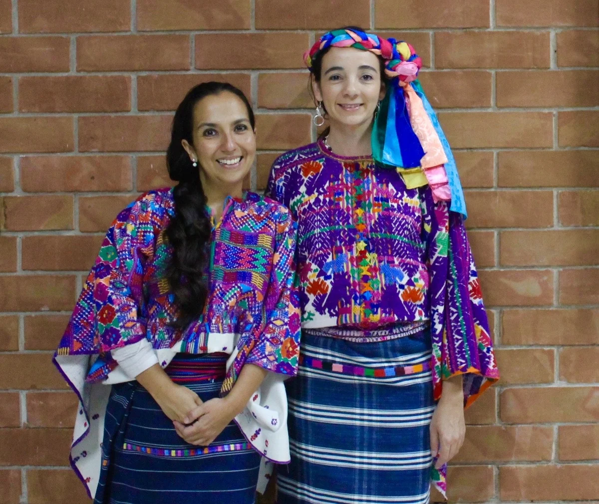 Dos mujeres con traje típico guatemalteco tejido a mano