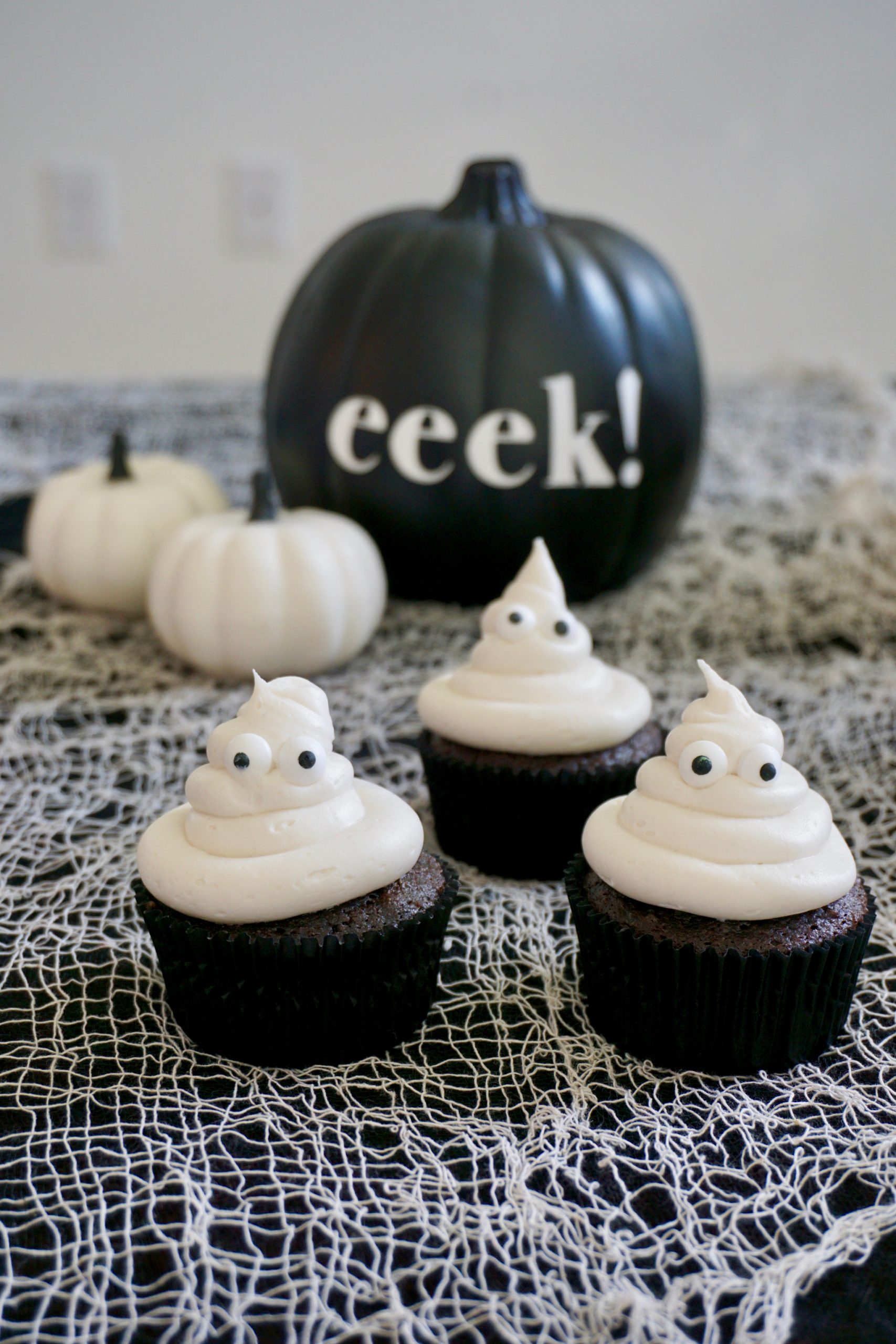 Ghost Halloween cupcakes