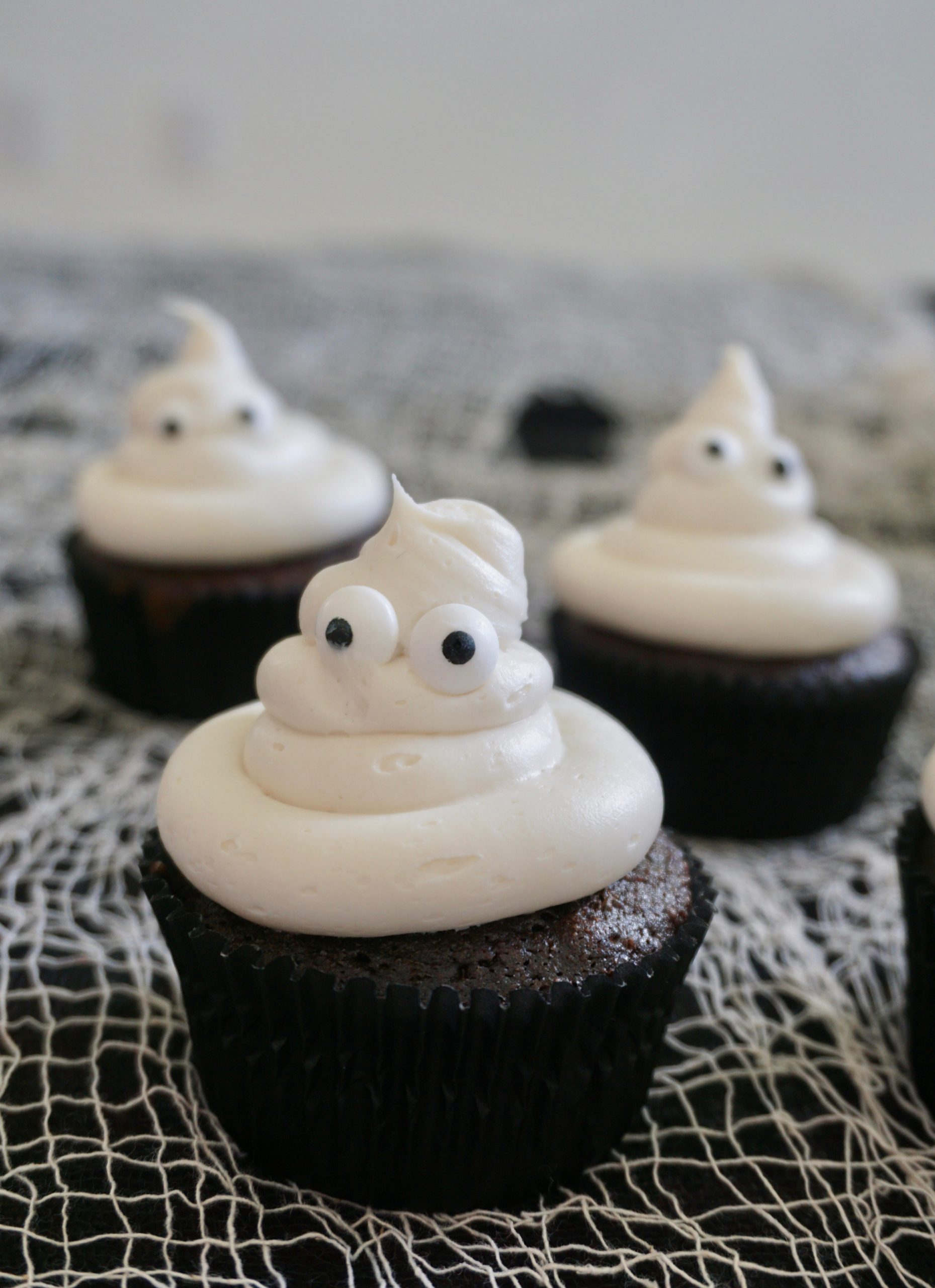 Ghost Halloween cupcakes
