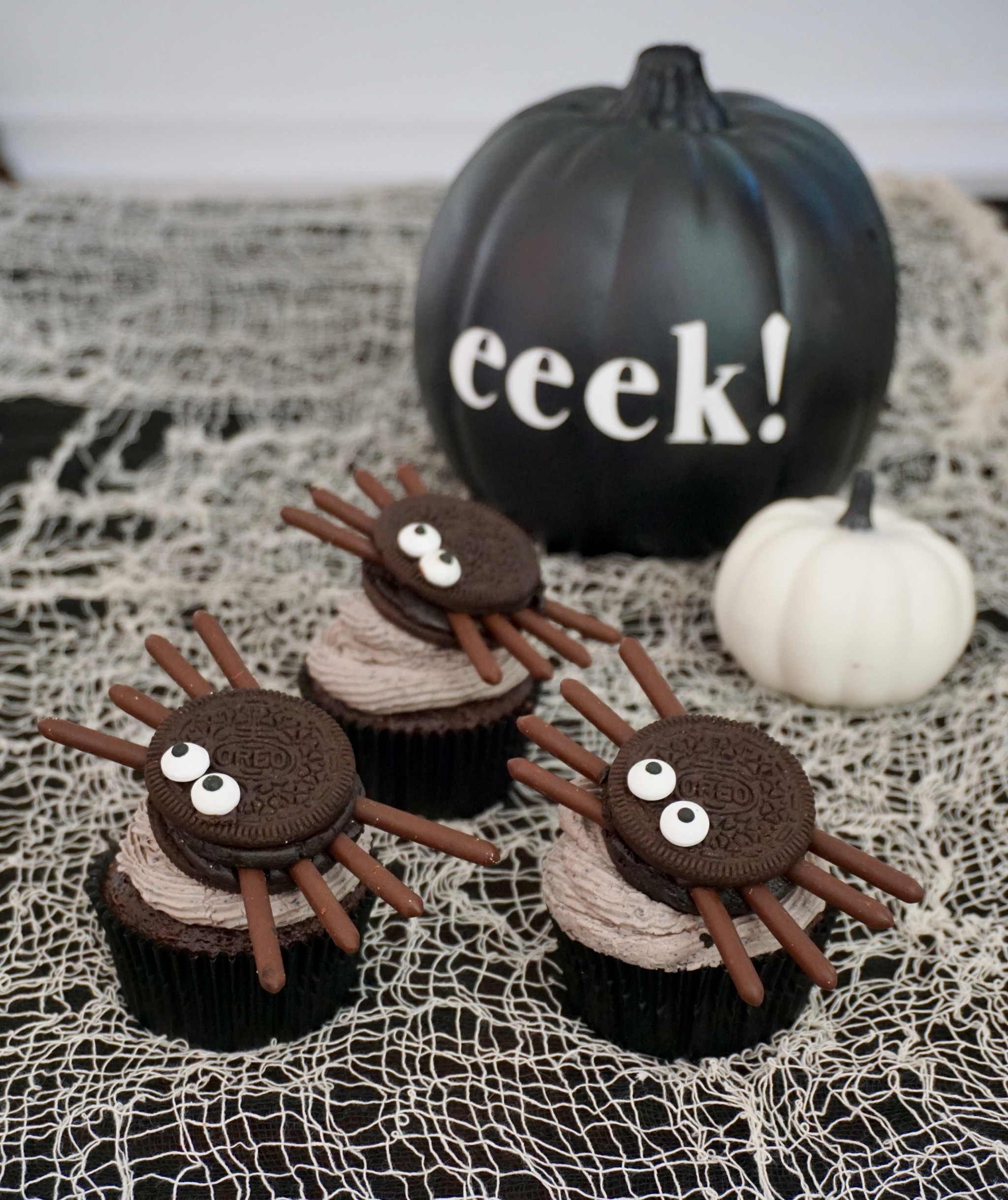 Easy and quick spider Halloween cupcakes
