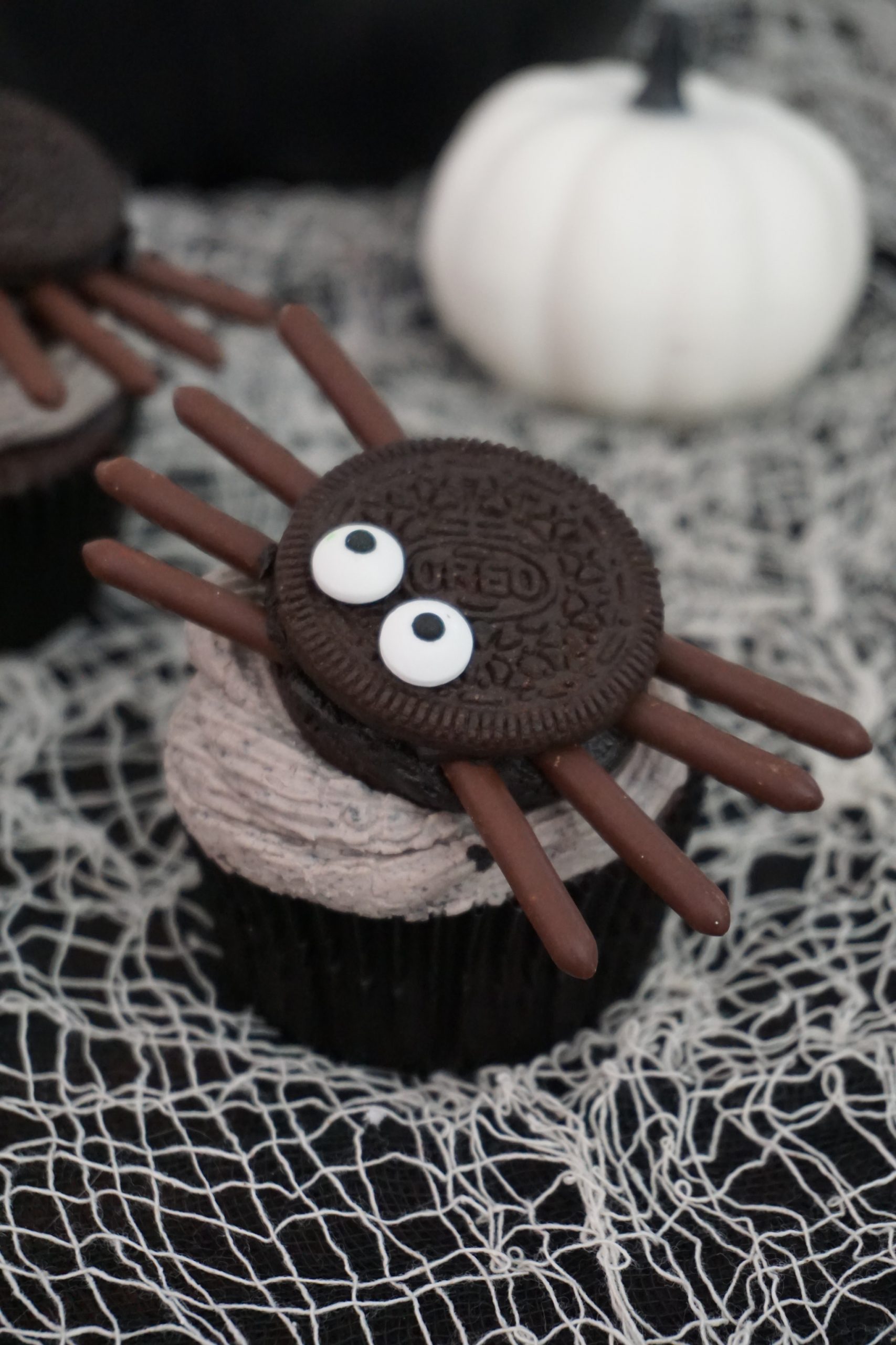 Easy and quick spider Halloween cupcakes