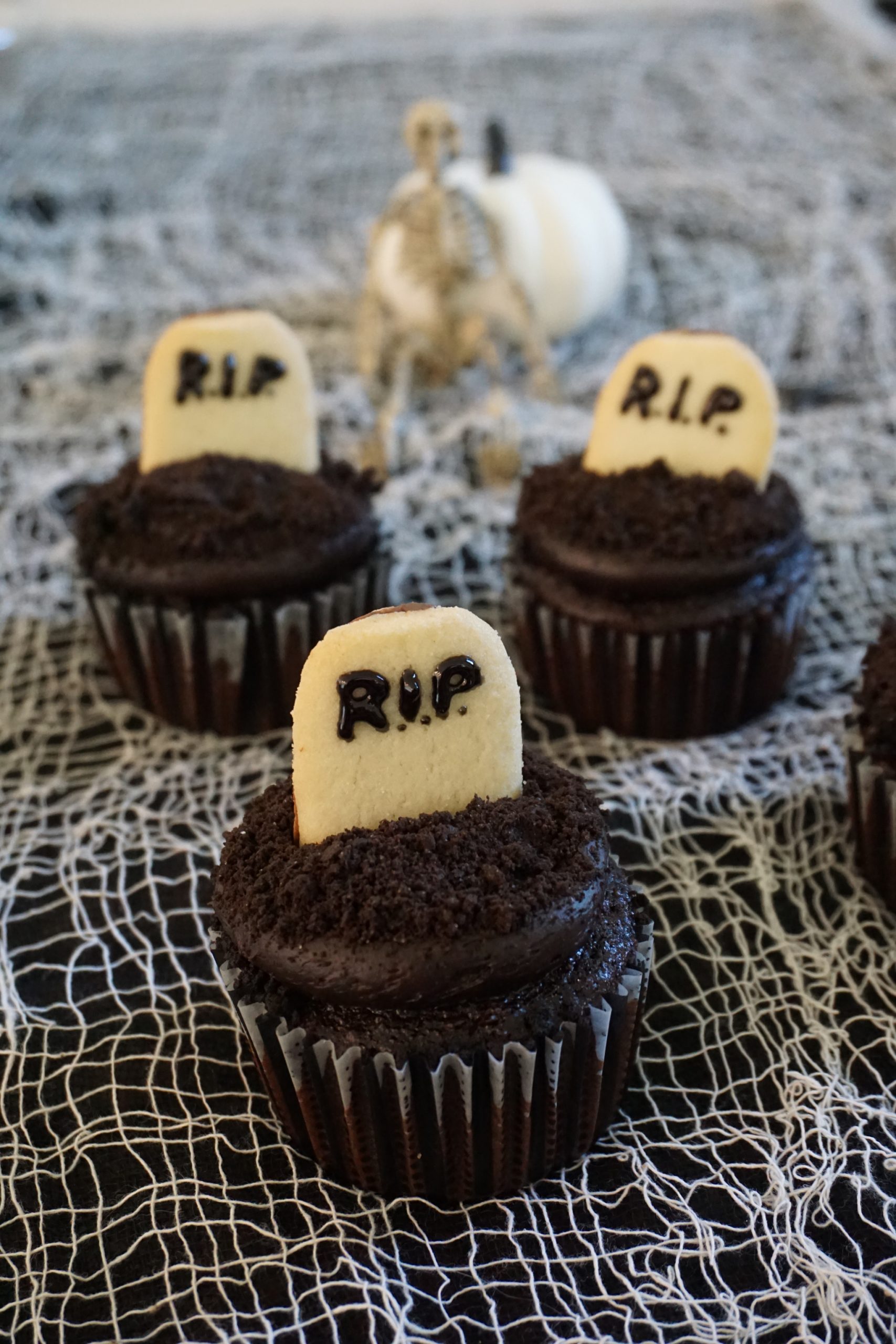 Tombstone easy Halloween cupcakes, easy graveyard Halloween cupcakes