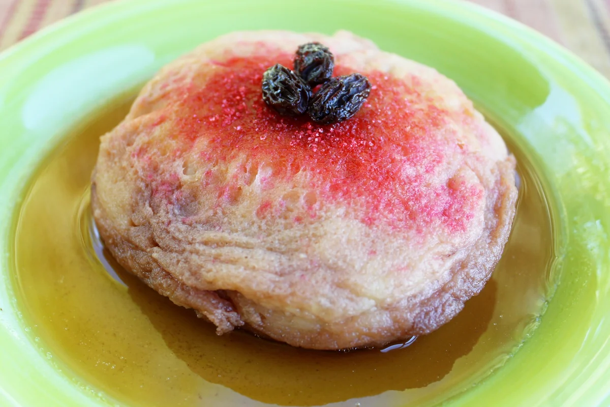 Custard-stuffed sweet bread molletes with manjar filling