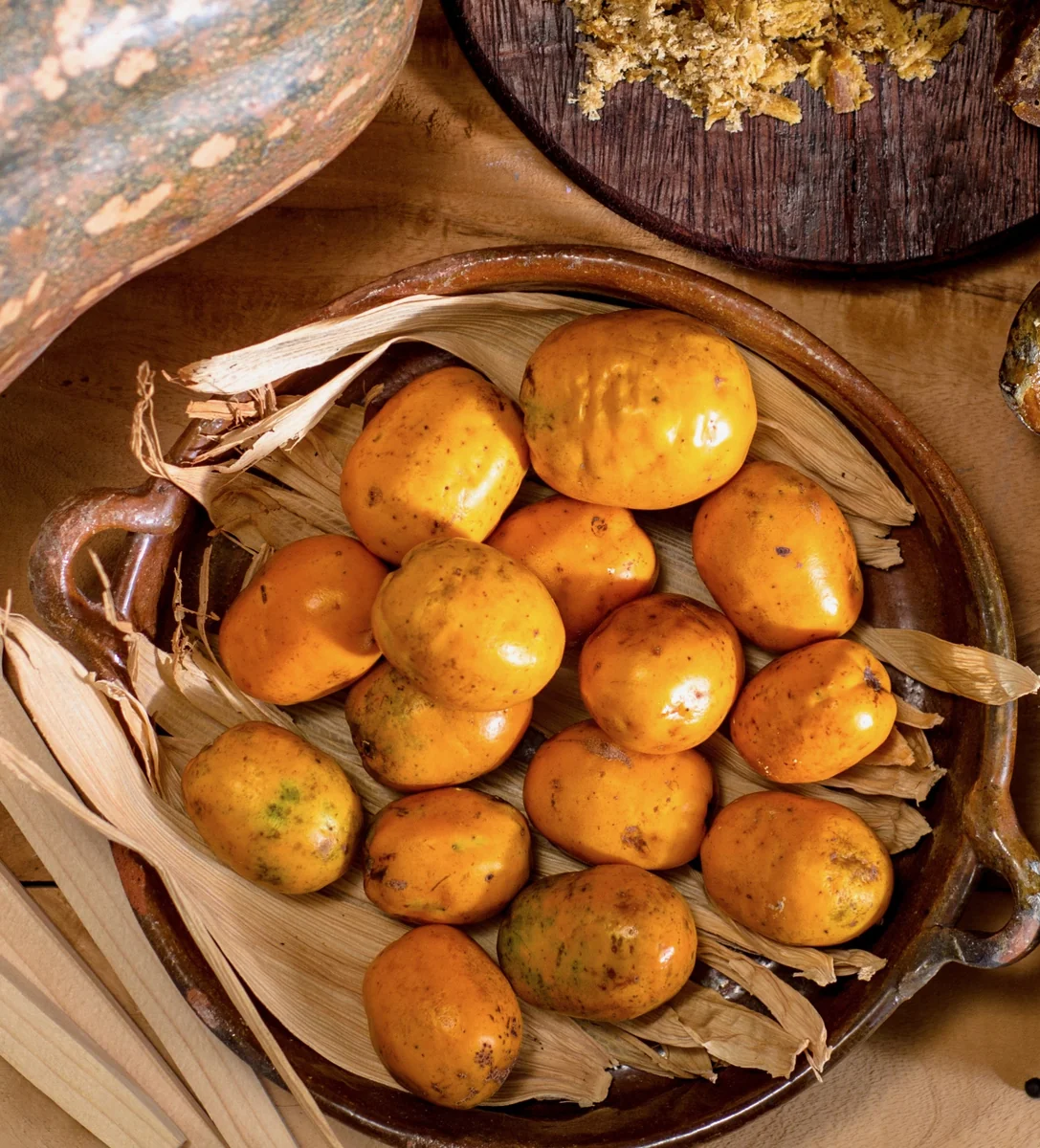 Jocotes frescos, pequeñas frutas tropicales, en olla de barro