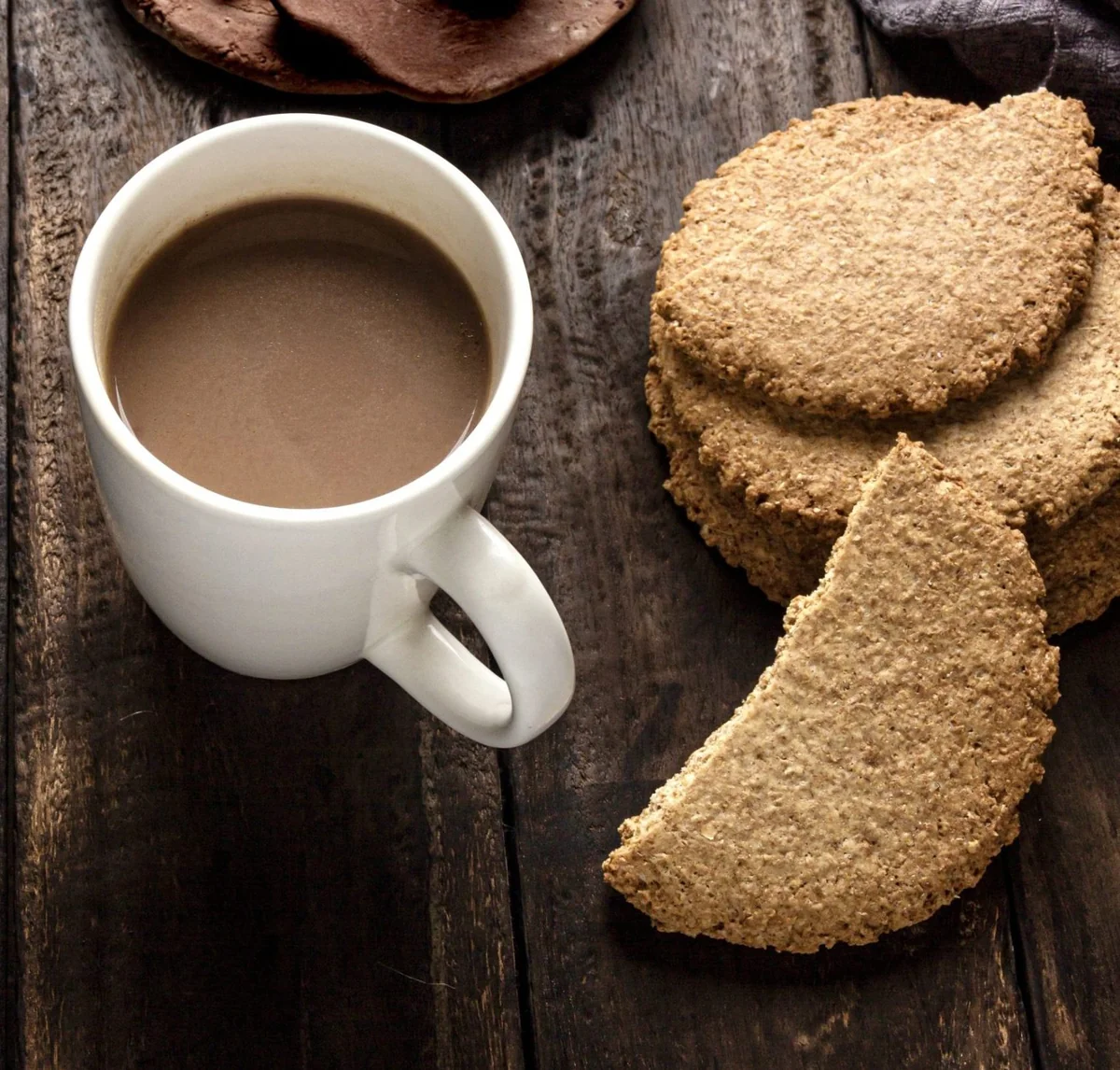 Champurradas guatemaltecas con ajonjolí servidas con una taza de chocolate caliente