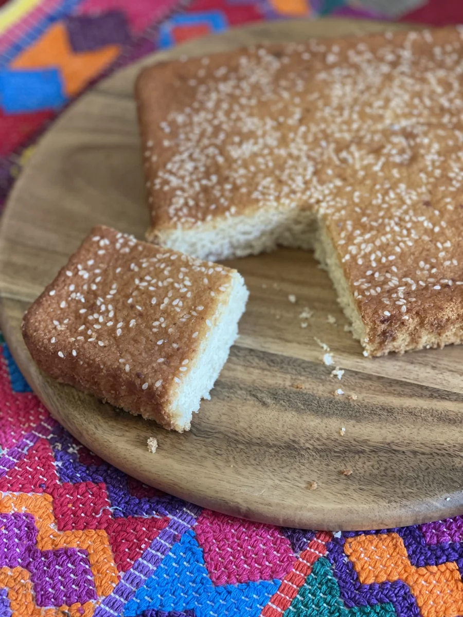 Quesadilla de Zacapa guatemalteca, pan de arroz cubierto de ajonjolí
