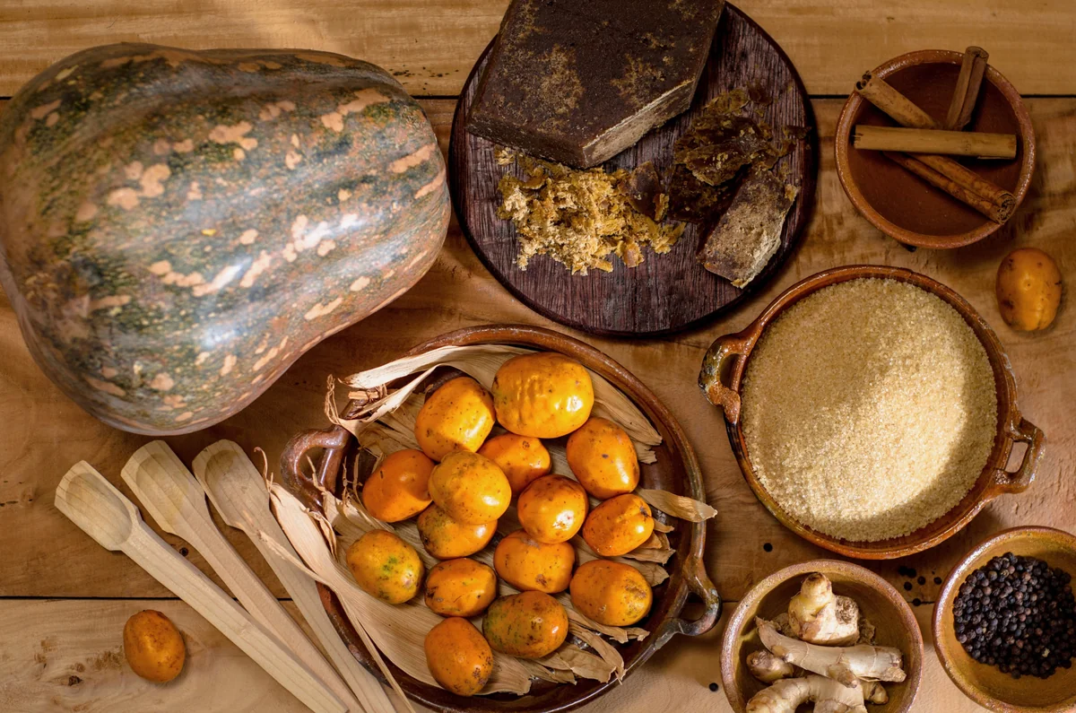 Ingredientes para jocotes en miel: jocotes, panela, canela y jengibre