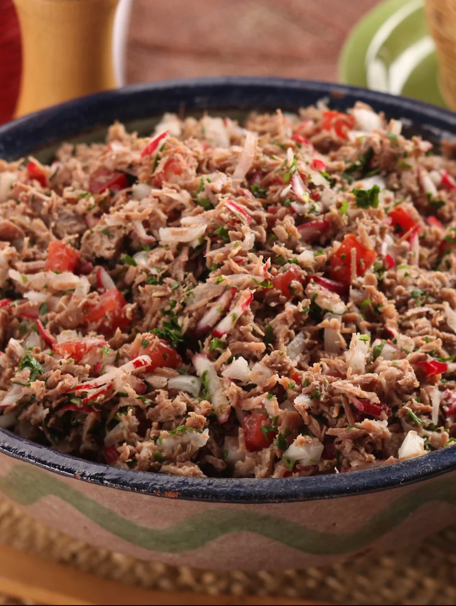 Salpicón de res guatemalteco fácil con rábano, tomate, cebolla y hierbabuena