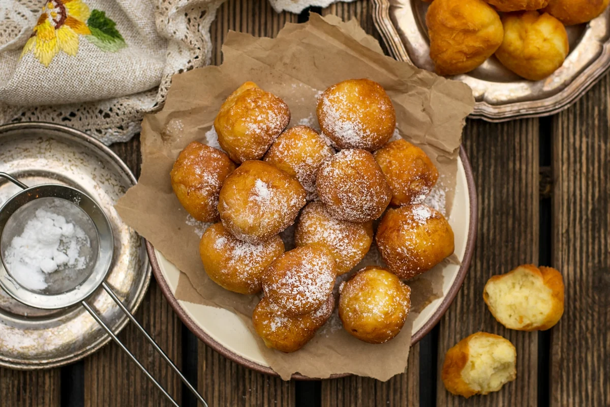 Buñuelos guatemaltecos en miel dorada con anís