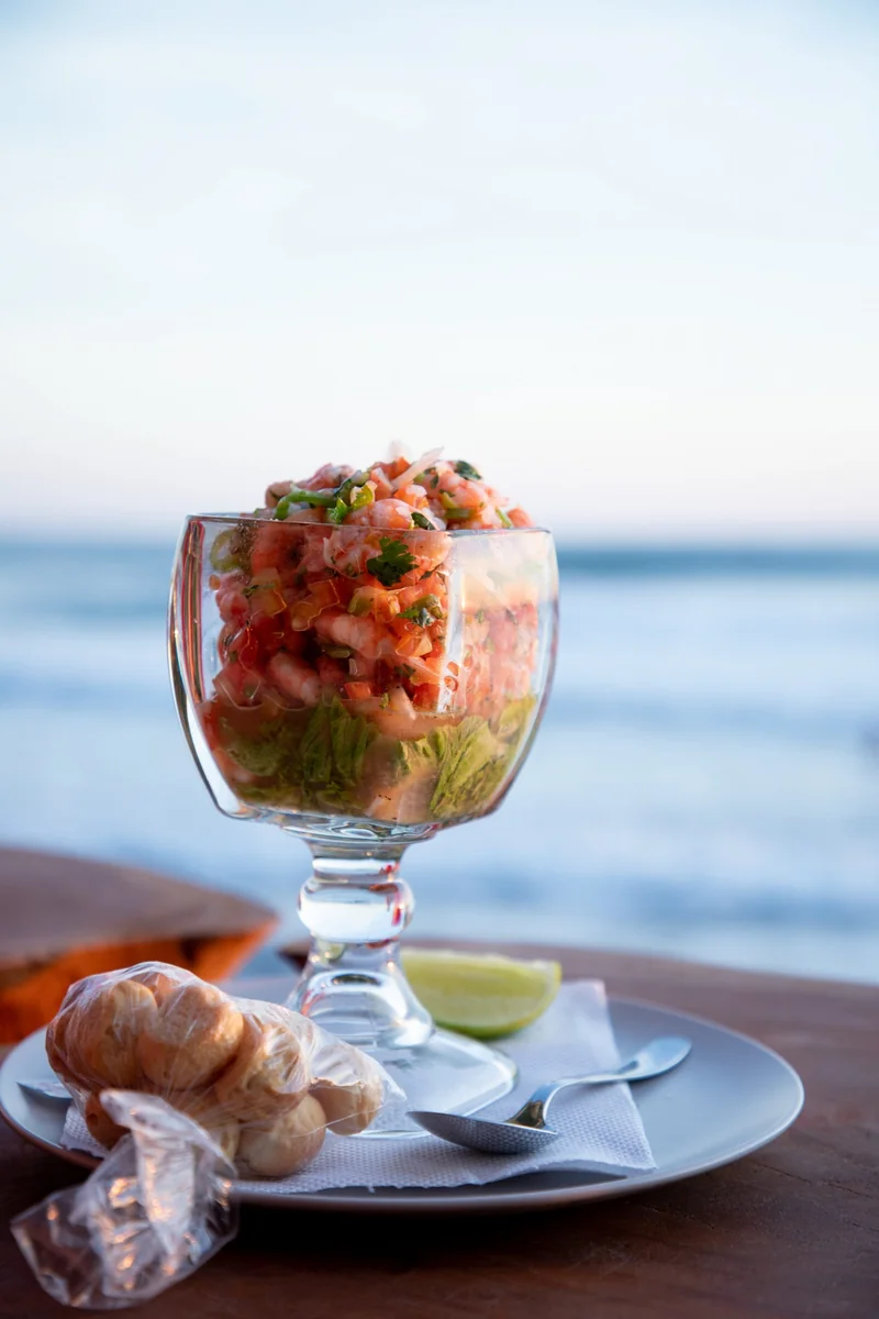 Ceviche guatemalteco de camarón y pescado marinado en limón